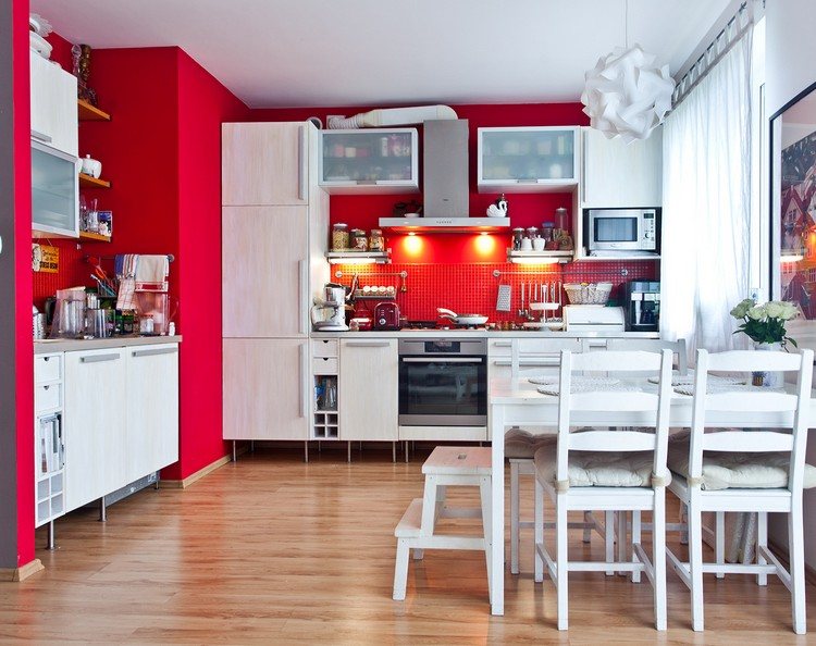 rideaux-cuisine-longs-blancs-peinture-cuisine-rouge-armoires-bois-clair rideaux de cuisine