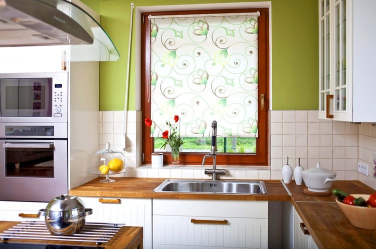 rideaux-cuisine-store-blanc-motif-arabesques-credence-carreaux-blancs-peinture-verte 