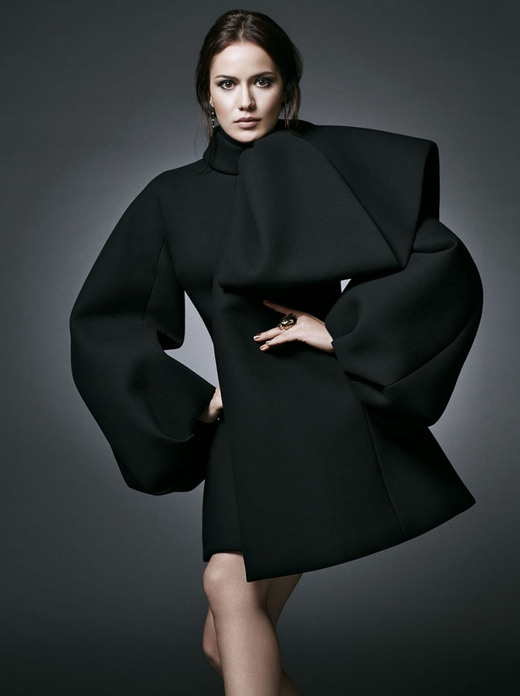 robe-nouvel-an-courte-noir-design-asymétrique