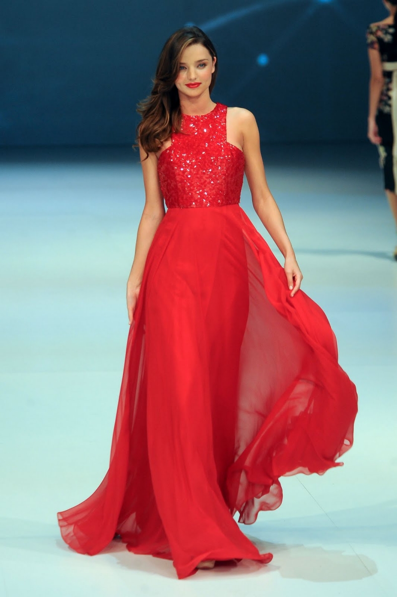 Фото красных платьев