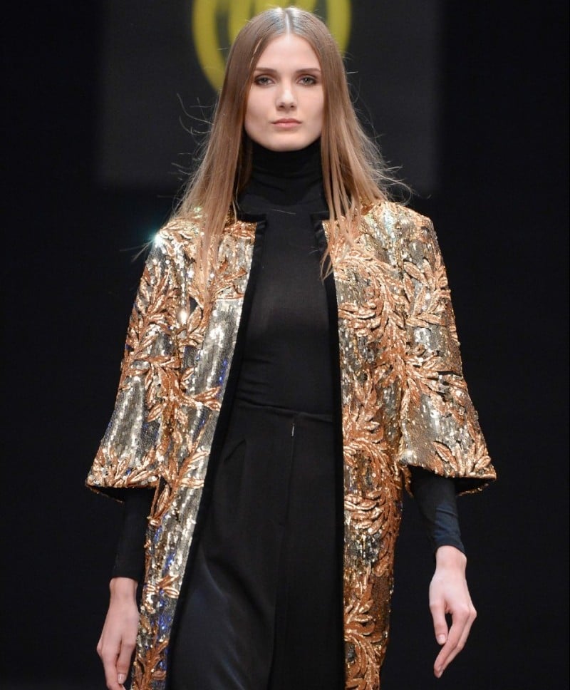 robe-nouvel-an-modèle-noir-veste-argentée-paillettes-dorées
