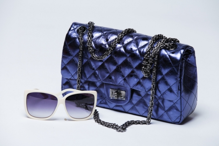 sac-main-original-cuir-violet-matelassé-créé-Chanel
