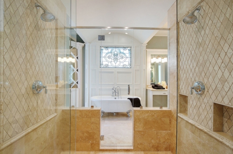 salle-bain-travertin-beige-murs-motifs-treillis