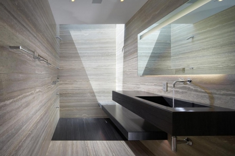 salle de bain travertin gris-clair-lavabo-bois-foncé