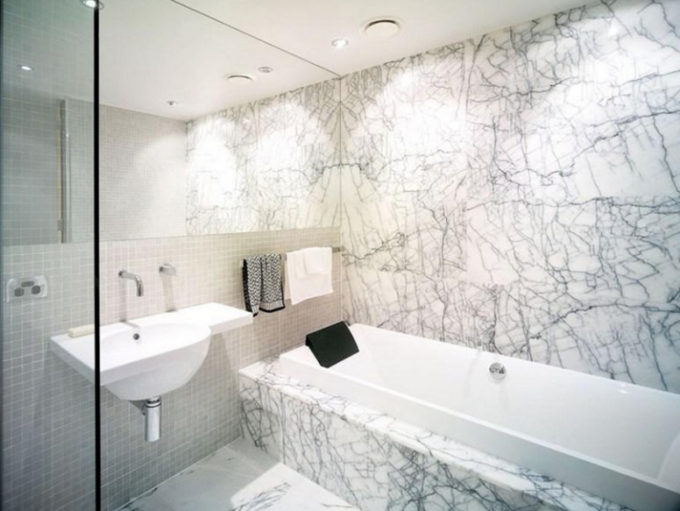 salle-bain-travertin-imitation-marbre-blanc-motifs-gris