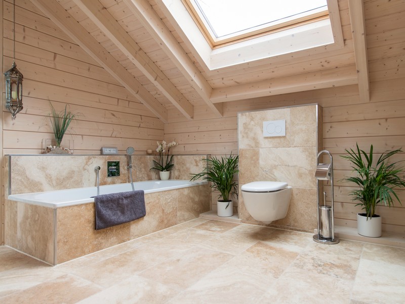 salle de bain travertin -lambris-mural-bois-salle-bains-sous-combles