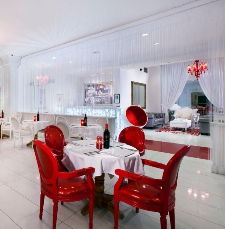 salle à manger baroque chaises-médaillon-tapissées-cuir-rouge