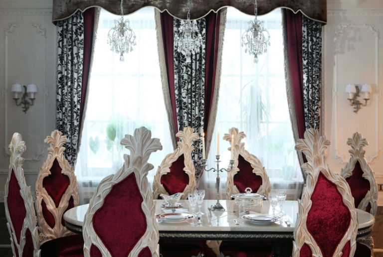 salle-manger-baroque-chaises-tapissées-satin-rouge-table-marbre