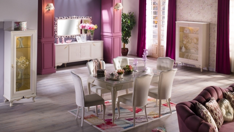 salle-manger-baroque-mobilier-laqué-blanc-rideaux-roses-tapis-multicolore