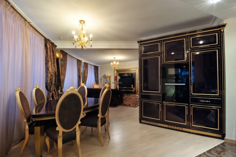 salle-manger-baroque-mobilier-laqué-violet-chaises-table-assorties