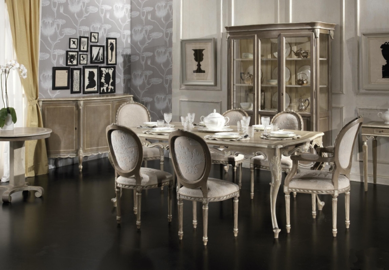 salle-manger-baroque-table-bois-argenté-chaises-assorties