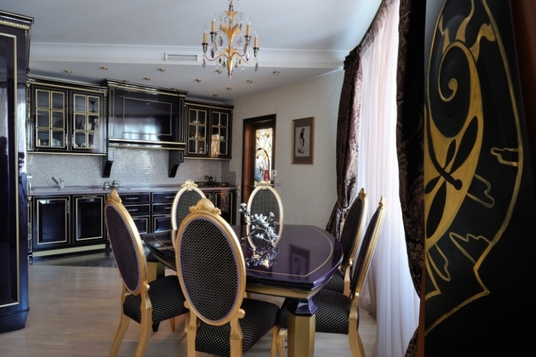salle-manger-baroque-table-bois-doré-violet-laqué-chaises-assorties