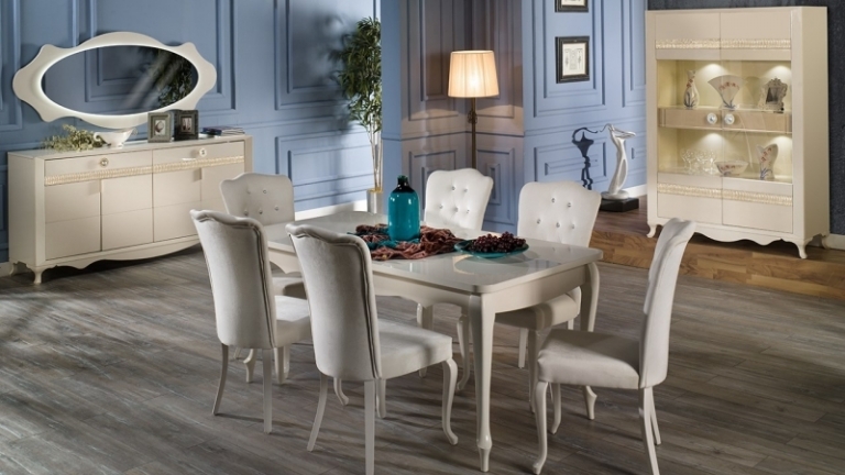 salle-manger-baroque-table-laqué-blanc-chaises-asorties