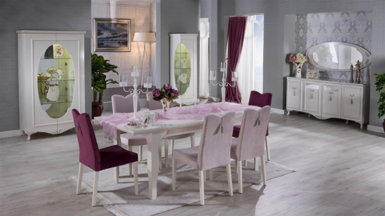 salle-manger-baroque-table-laqué-blanc-chaises-rose-pastel-rose-foncé