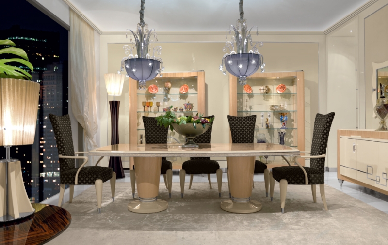 salle-manger-baroque-table-marbre-chaises-marron-luminaires-design