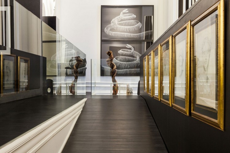 salon-noir-blanc art graphique cadres dorés garde-corps verre