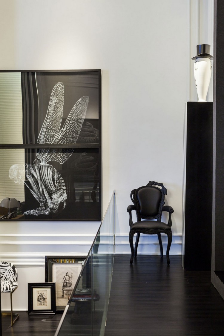 salon-noir-blanc design balustrade verre chaise noire ancienne