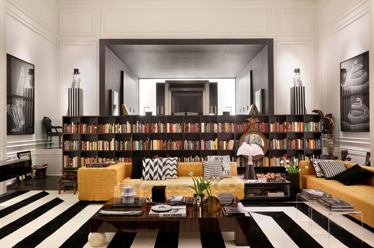 salon-noir-blanc grande bibliothèque canapés ocre tapis noir blanc