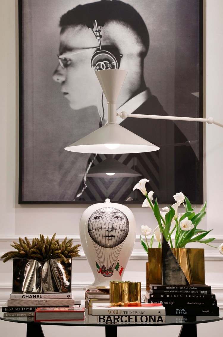 salon-noir blanc-idées décoration portrait lampes livres