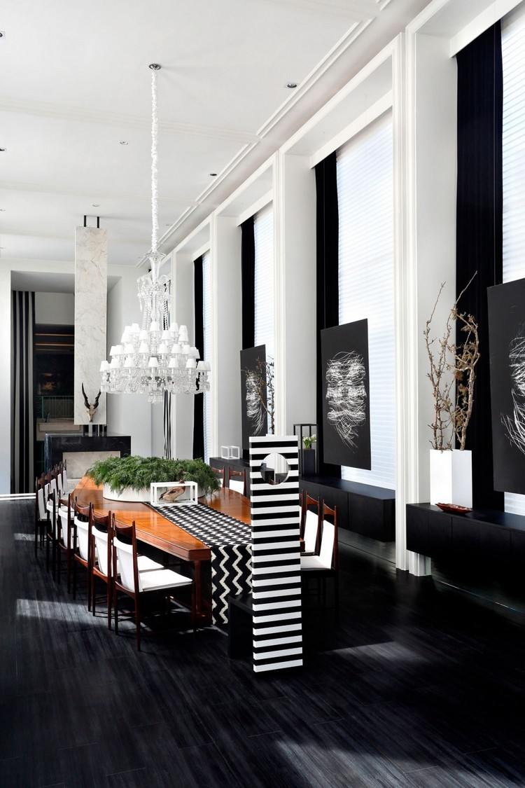salon-noir-blanc luxe table conférence bois massif lustre portraits