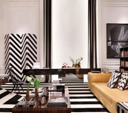 salon noir et blanc paravent tapis assortis meubles canapé ocre