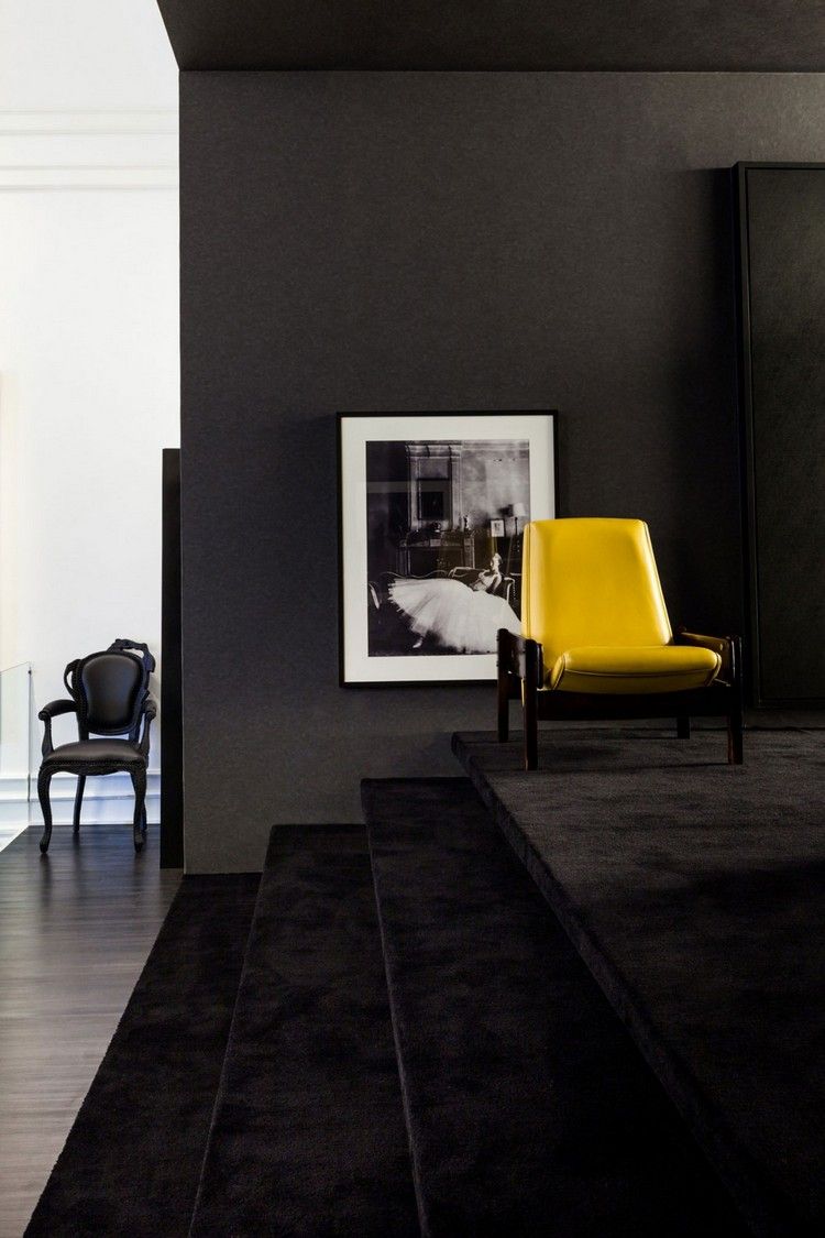 salon-noir blanc peinture murale noire fauteuil cuir jaune