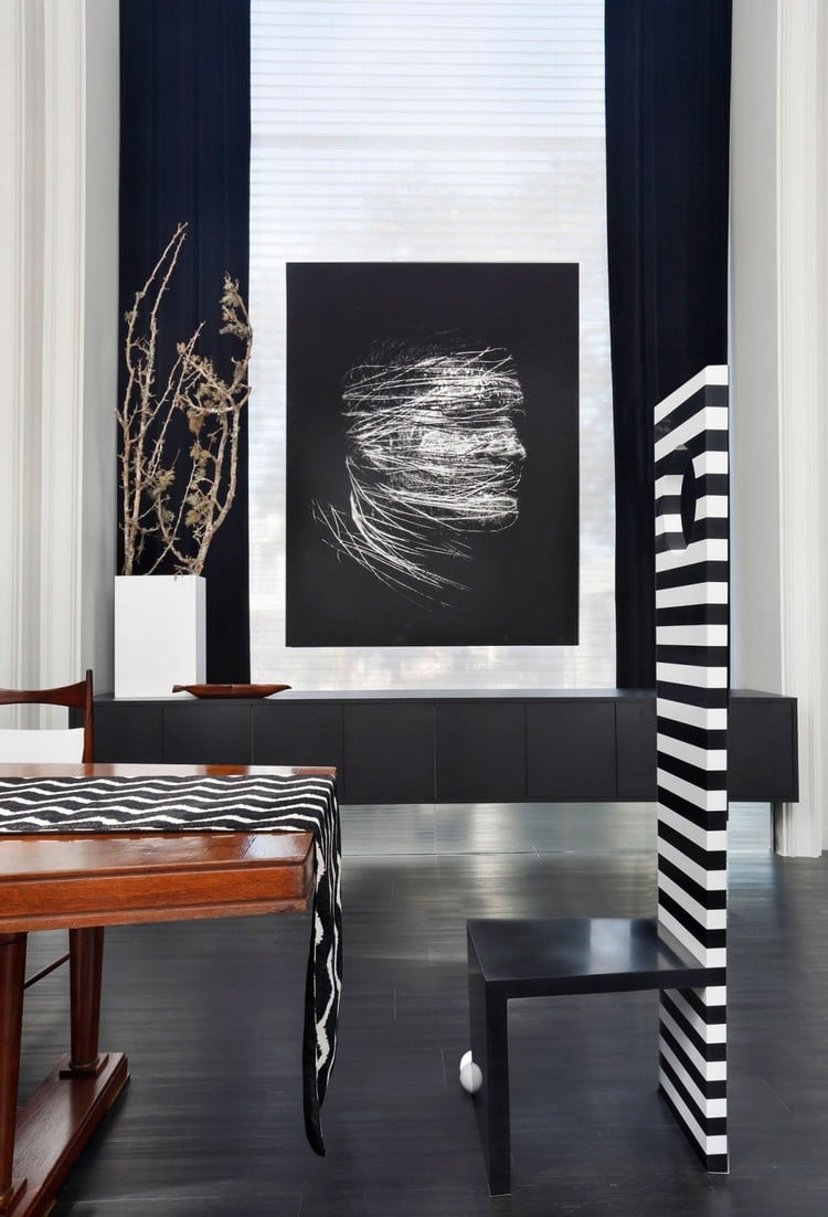 salon-noir-blanc salle manger chaise dossier rayé portrait abstrait