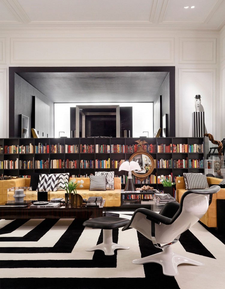salon noir et blanc tapis fauteuil repose-pieds grande bibliothèque