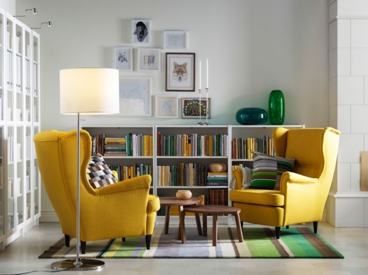 salon-scandinave-blanc-meuble-bibliotheque-blanc-fauteuils-jaunes-tapis-raye