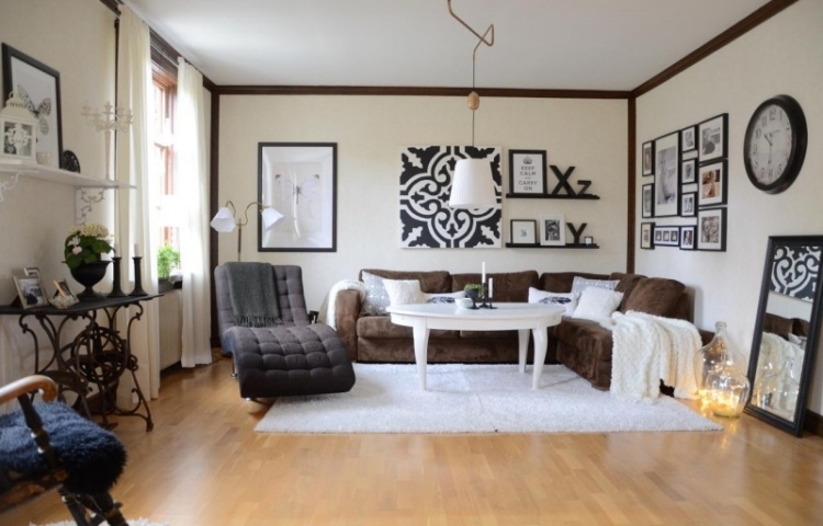 salon-scandinave-canape-marron-chaise-longue-capitonnee-parquet-tableaux-noir-blanc