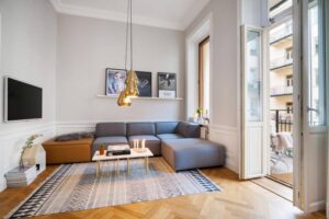 salon-scandinave-canape-modulable-gris-suspensions-laiton-tapis-scandinave