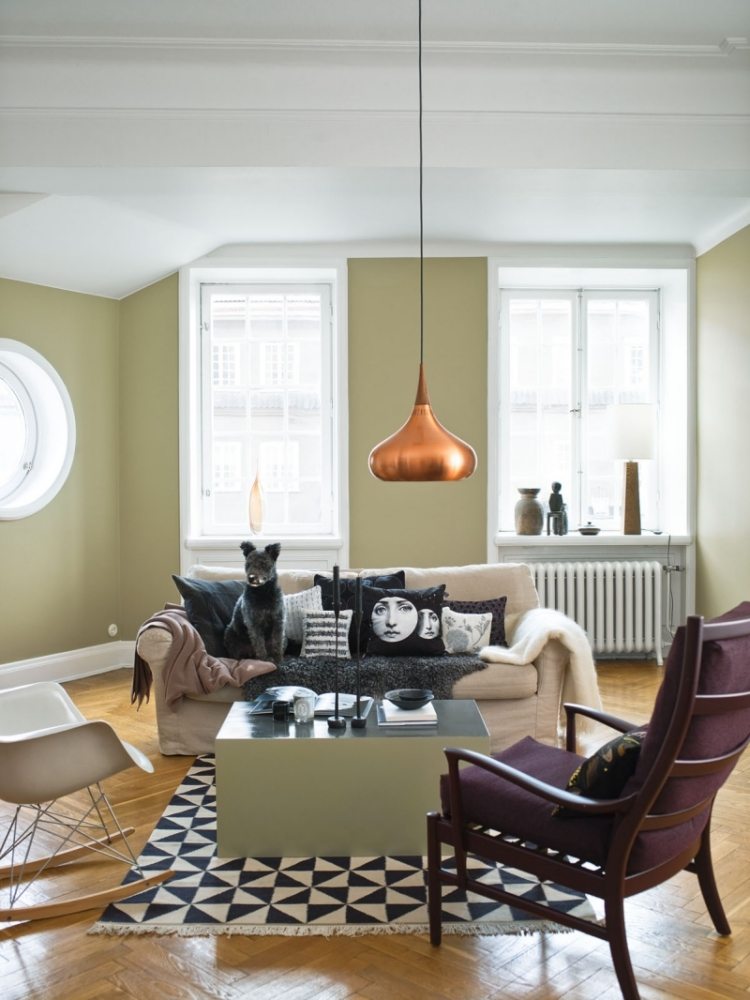 salon-scandinave-peinture-vert-pastel-tapis-triangles-noir-blanc-chaise-bascule-suspension-cuivre salon scandinave