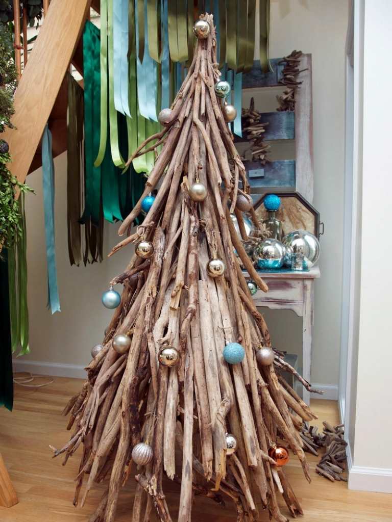 sapin-bois-flotté-branches-décoré-boules-bleu-or-argent