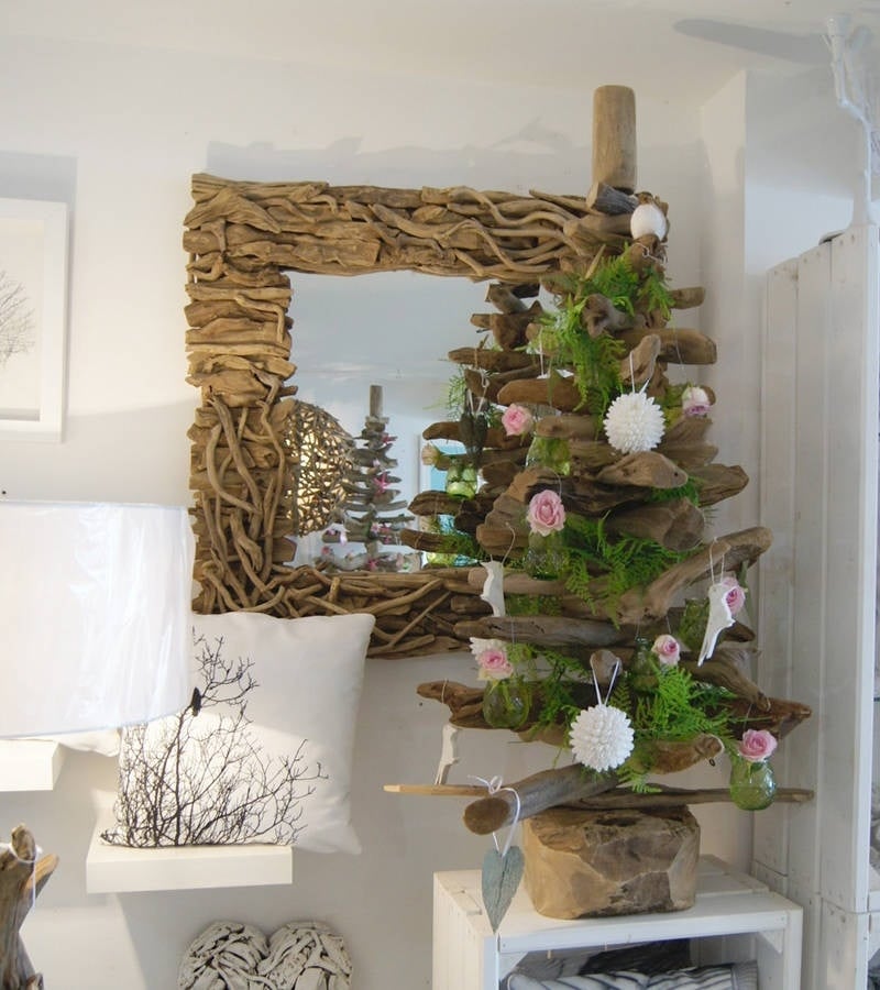 sapin-bois-flotté-décoré-plantes-vertes-fleurs-cadre-miroir-assorti