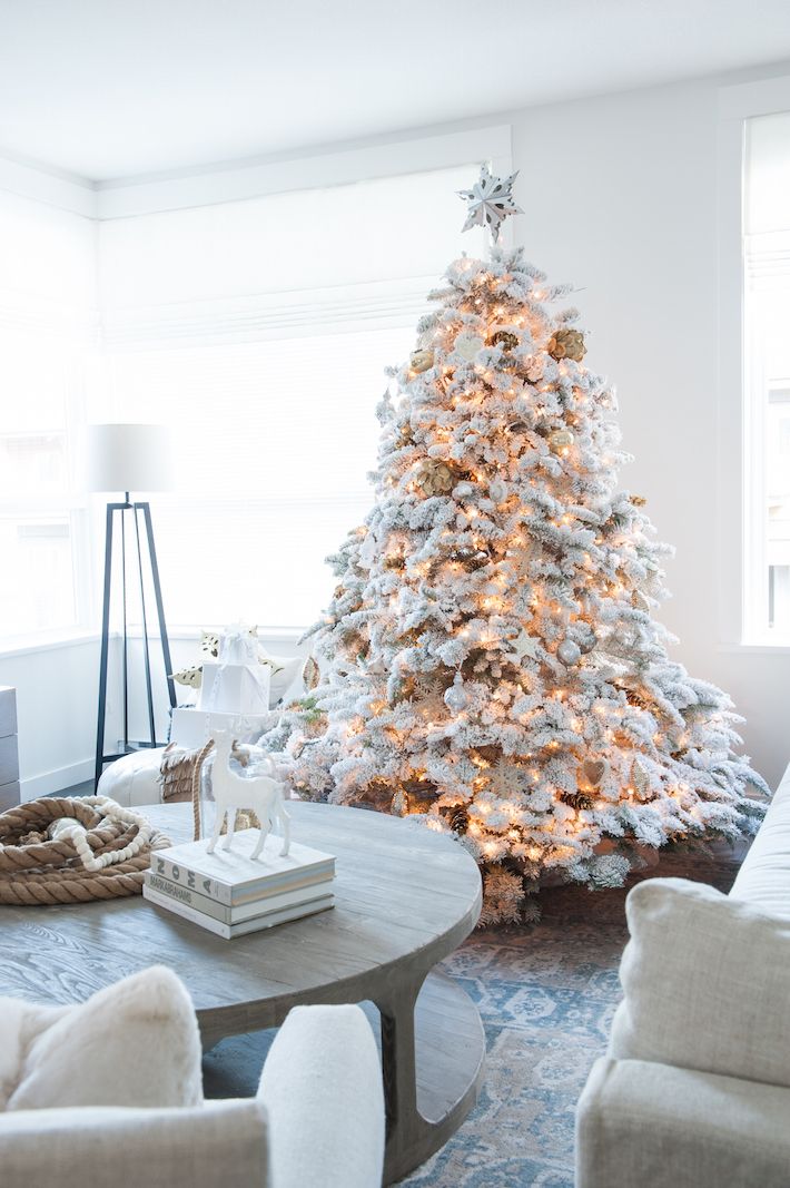 sapin-noel-blanc-guirlandes-lumineuses-pendentifs-boules-etoiles-argent sapin de Noël blanc