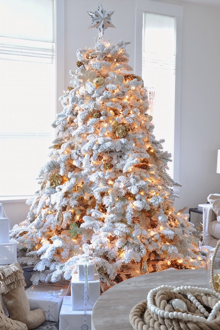 sapin-noel-blanc-pendentifs-couleur-or-guirlandes-lumineuses-cimier-flocon-neige sapin de Noël blanc