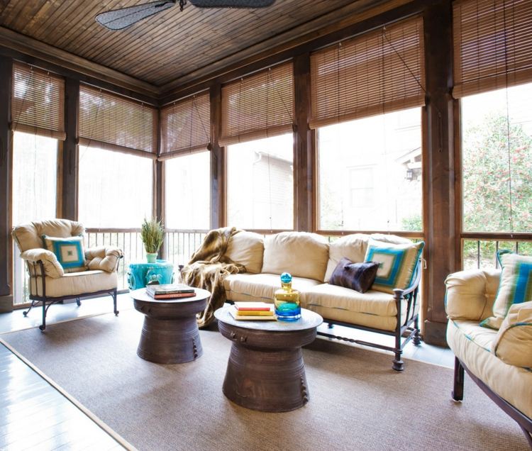store-bambou-enrouleur-salon-canape-fauteuils-beige-tapis-sisal-table-ronde-metal store en bambou