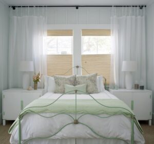 store-bambou-romain-clair-chambre-coucher-literie-blanc-vert