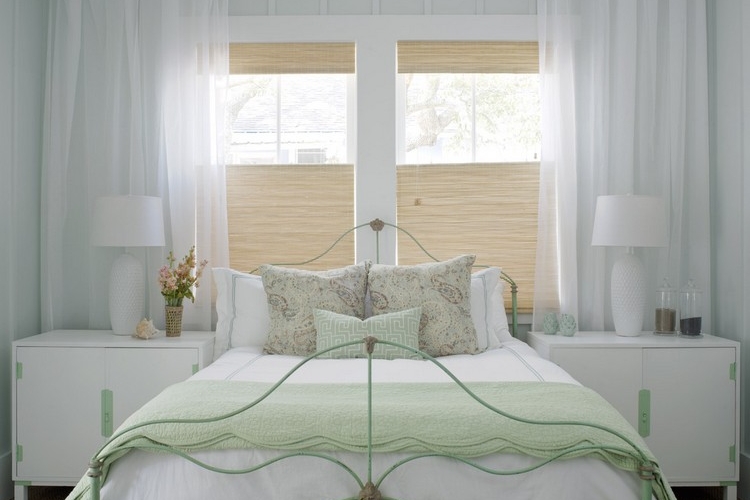store-bambou-romain-clair-chambre-coucher-literie-blanc-vert