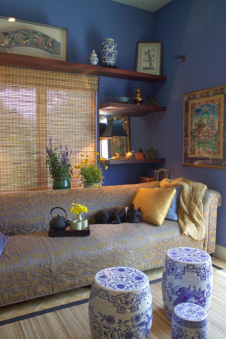 store-bambou-enrouleur-salon-peinture-bleue-table-basse-ceramique-chinoise