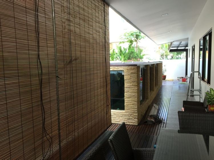 store-bambou-terrasse-couverte-fauteuils-rotin
