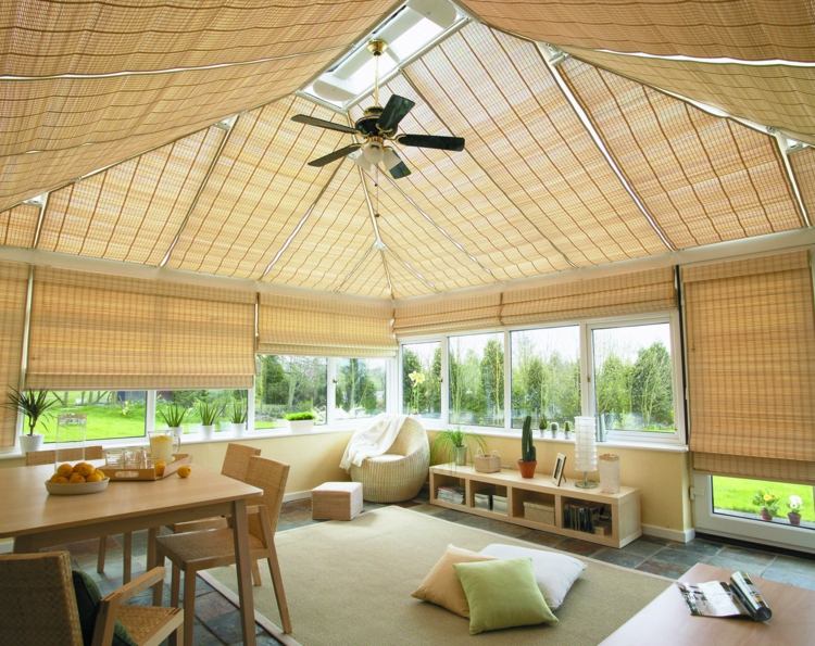 store-bambou-veranda-vitree-meuble-rangement-bas-bois-table-manger-coussins-sol store en bambou