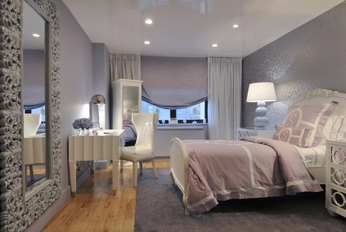 style Art déco chambre-coucher-papier-peint-argent-cadre-miroir-ornements-meuble-coiffeuse-blanc 