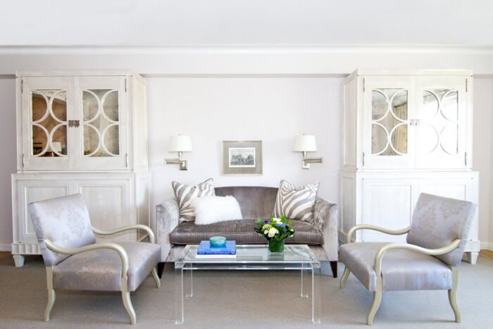 style Art déco salon-blanc-canape-gris-velours-fauteuils-gris-motif-baroque-buffets-antiques-blancs