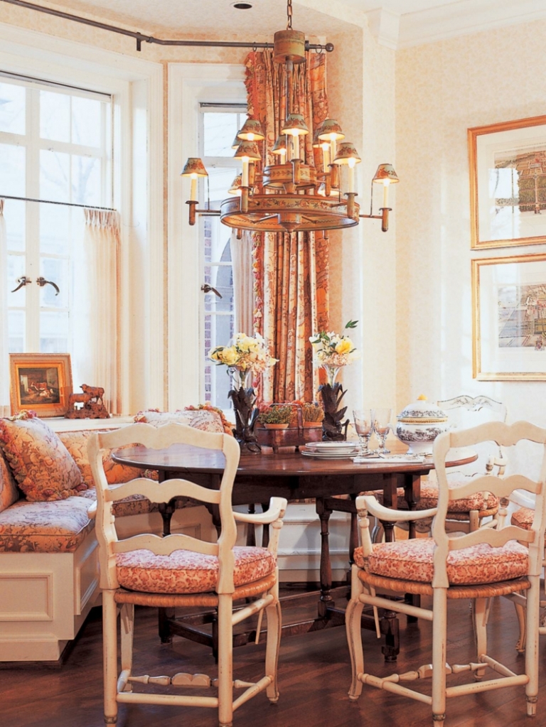 style-campagne-chic-banquette-bois-blanc-chaises-anciennes-assorties-table-ronde-marron-foncé