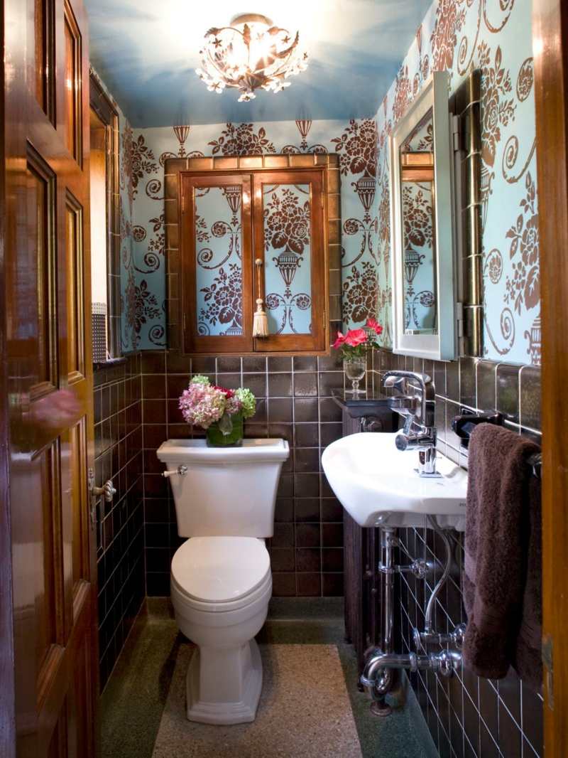 style-campagne-chic-salle-bains-papiers-peints-motifs-floraux