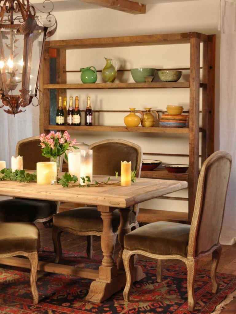 style-campagne-chic-table-manger-bois-brut-chaises-tapissés-velours-marron