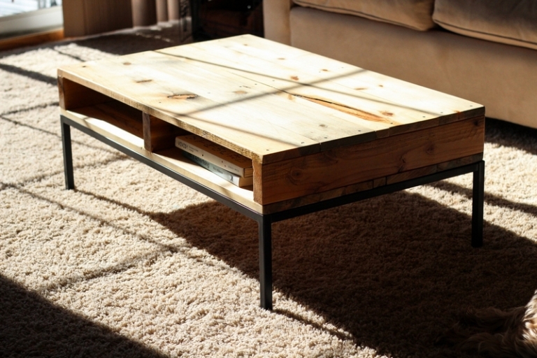 table-basse-industrielle-bois-récupération-acier-espace-rangement