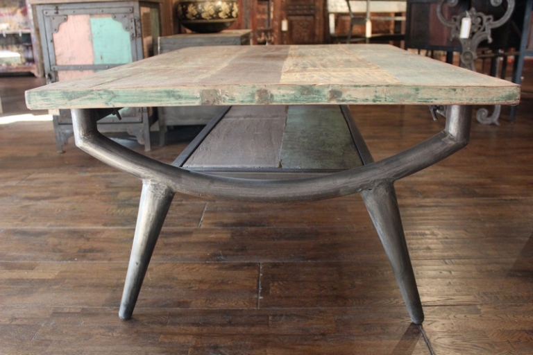 table-basse-industrielle-piètement-métallique-plateau-bois-patiné-vieilli