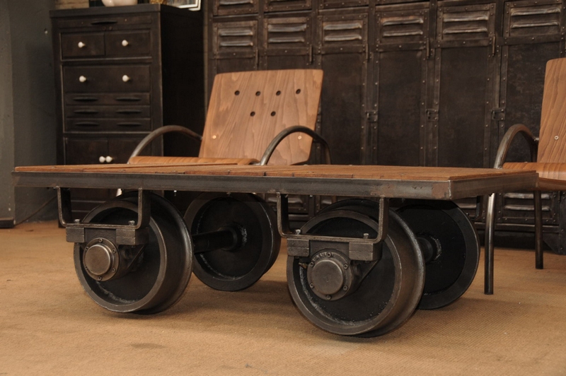 table-basse-industrielle-wagonnet-chariot-roues-acier-plateau-bois-récup